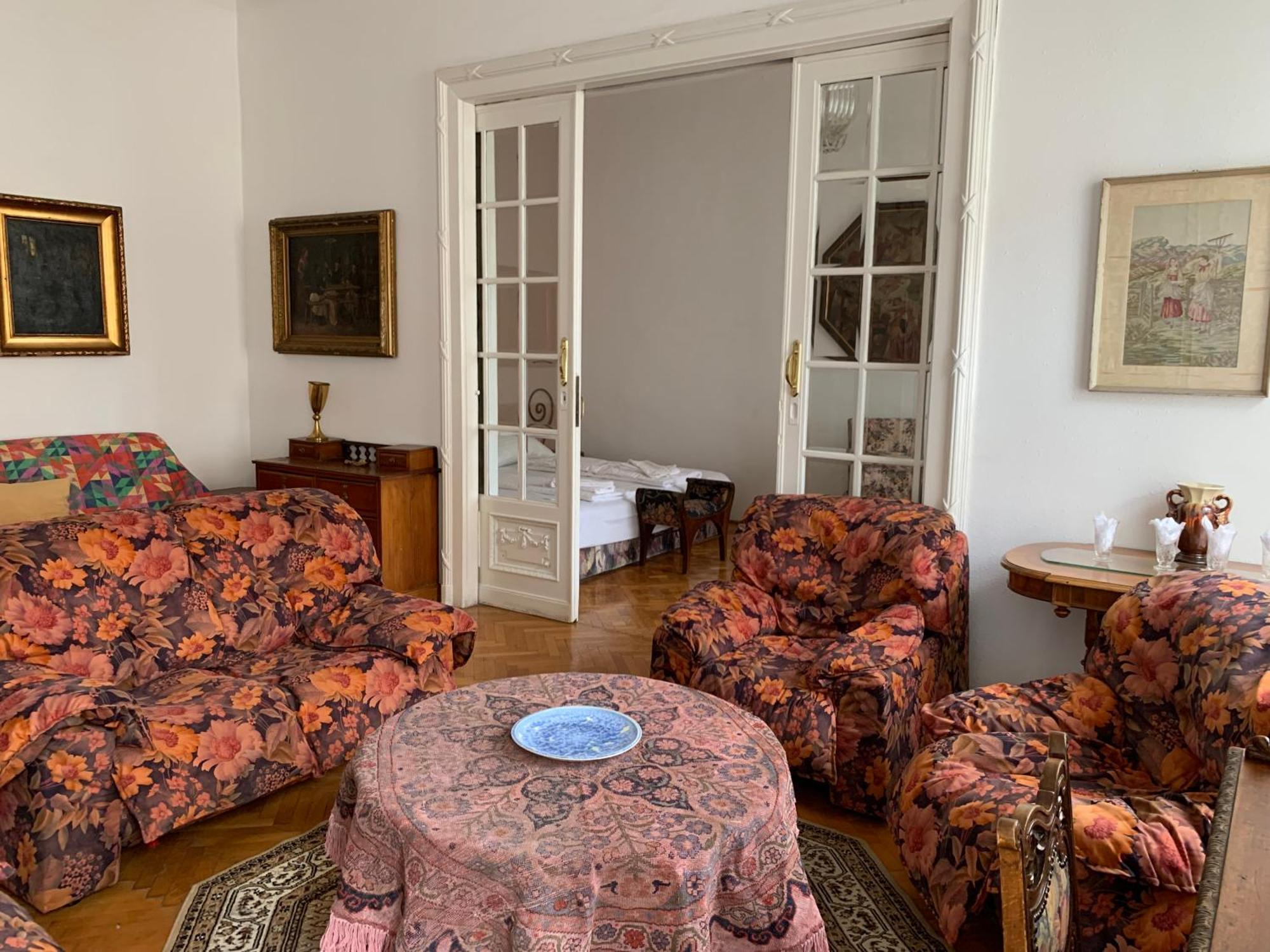 Libra Grande Venetian Style Apartment Budapest