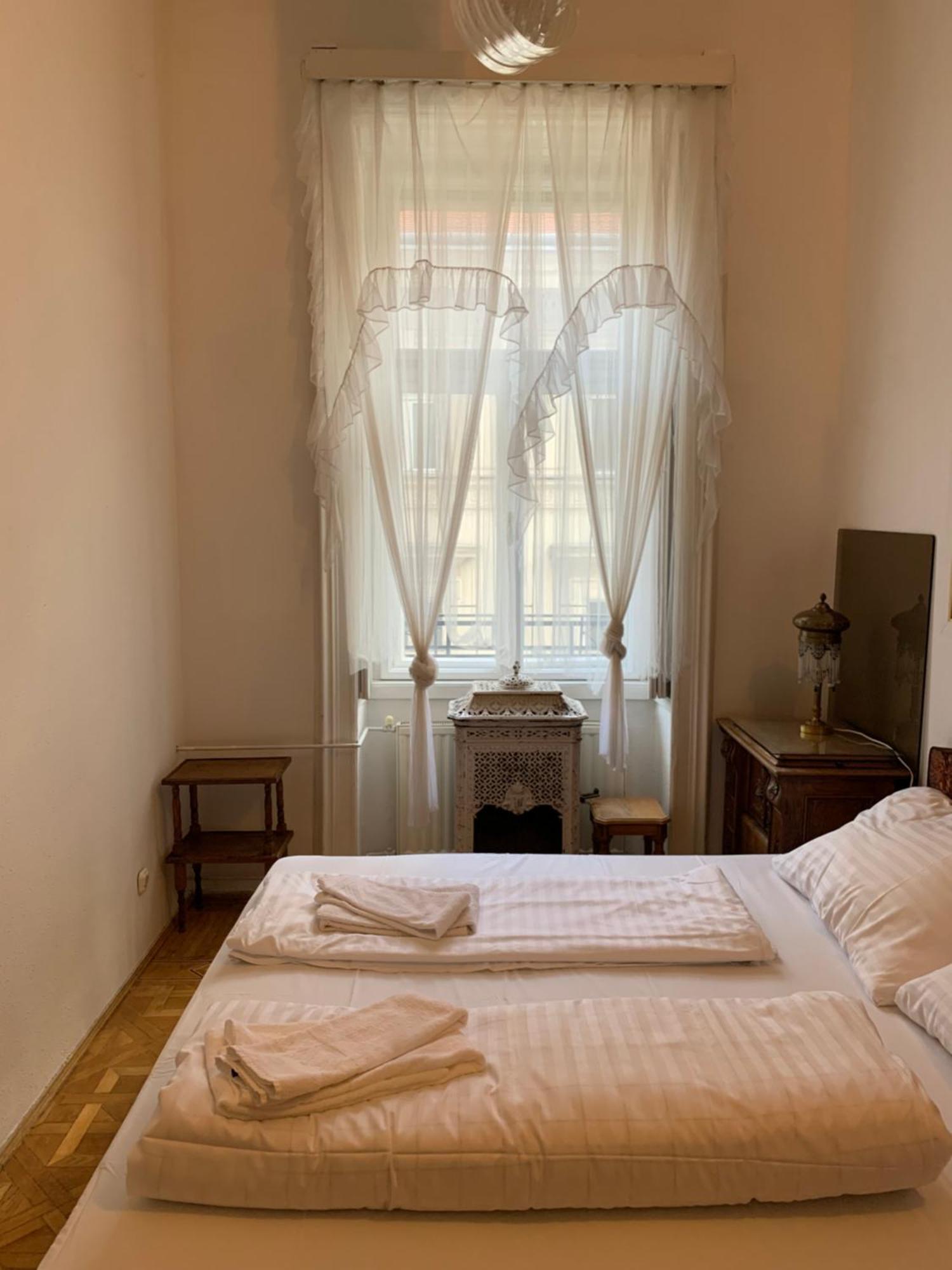 Libra Grande Venetian Style Apartment Budapest